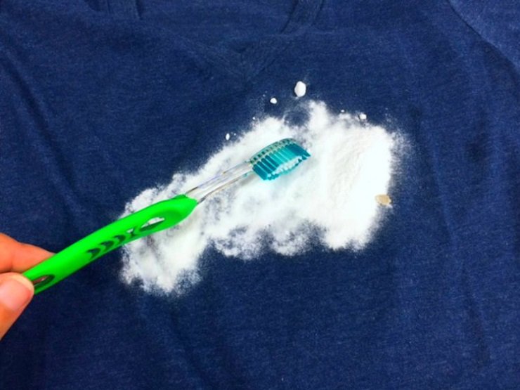 сода и зубная щетка на футболке