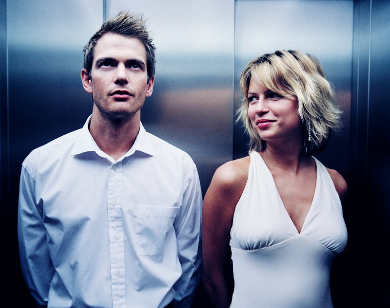 мужчина и женщина в лифте