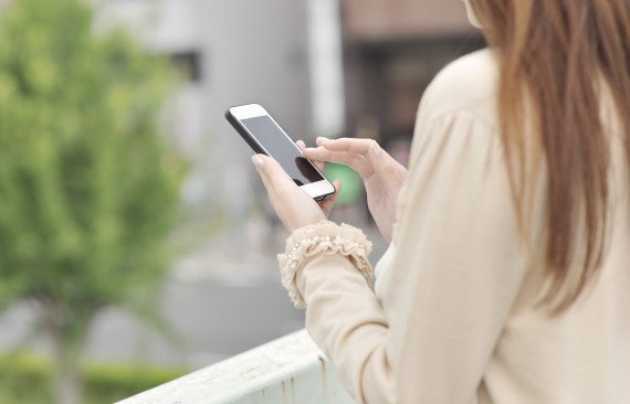 телефон в руке