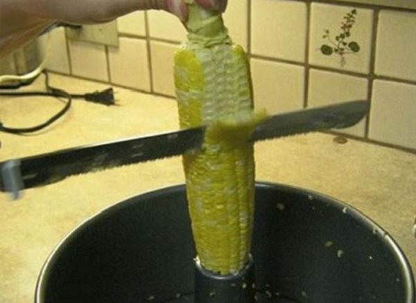 электрический нож чистит кукурузу
