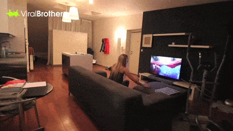 девушка смотрит видео