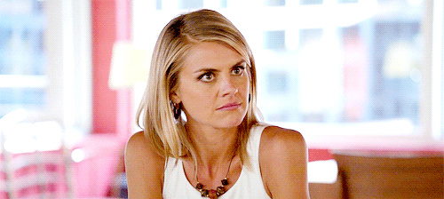 девушка удивляется