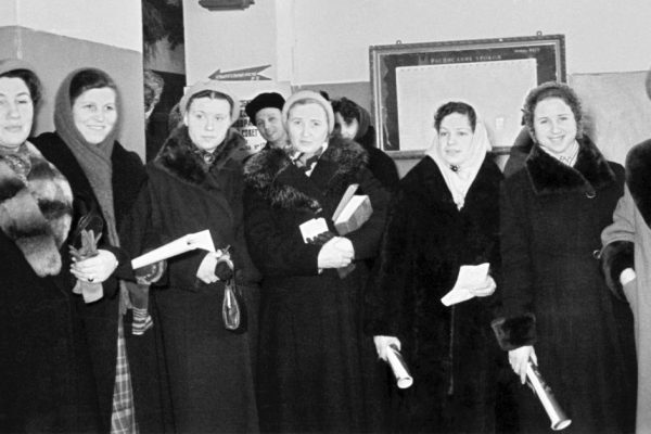 Бабуля в шелковой блузке ностальгирует за подарками на 8 Марта времен СССР