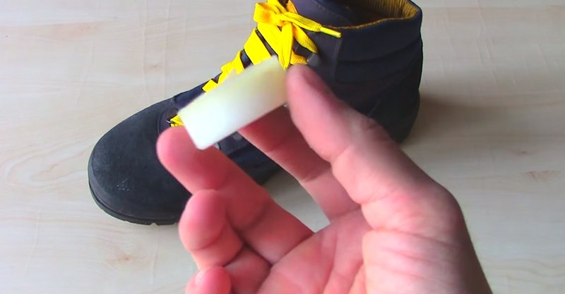 свеча и ботинок