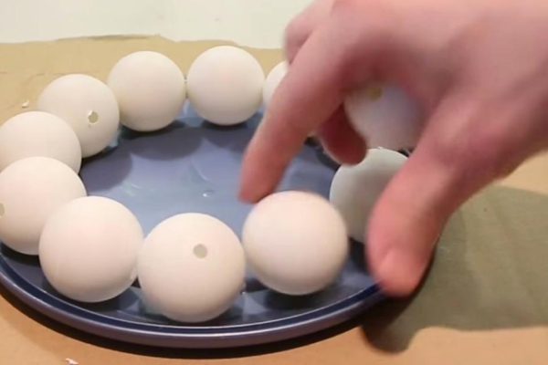 Он взял 12 шариков для пинг-понга и склеил их… Стоит повторить так 8 раз, как возникнет сияние!