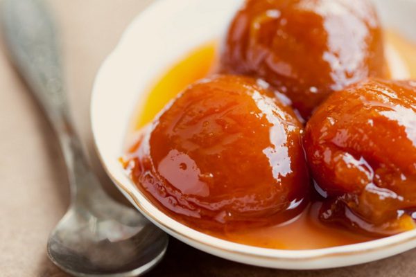 Почему для душистого янтарного варенья не нужно разрезать абрикос полностью