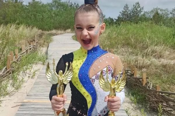 Восьмилетняя Варвара Назина из Бучи стала двукратной чемпионкой мира по акробатике, поздравляем юную спортсменку