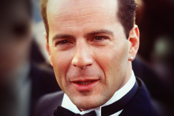 Сраженного афазией Брюса Уиллиса застали на прогулке, вот как выглядит актер