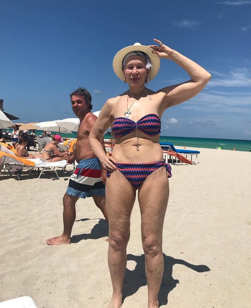 Елена воробей в купальнике на пляже