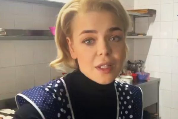 Алина Гросу показала, как готовит тушенку для беженцев и волонтерит на западе Украины