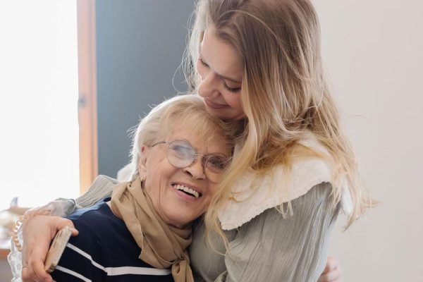 Алисе Фрейндлих исполнилось 89 лет, внучка очень трогательно поздравила бабушку с днем рождения