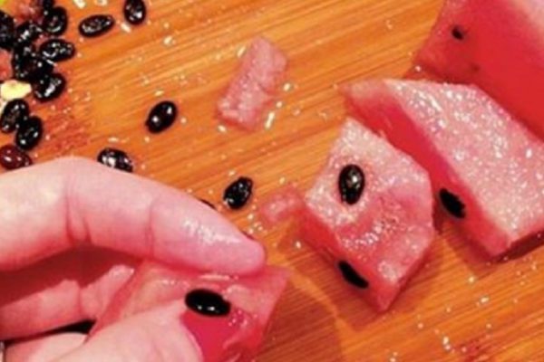 Возьми горсть арбузных семечек и брось их в кипящую воду: результат тебя шокирует!