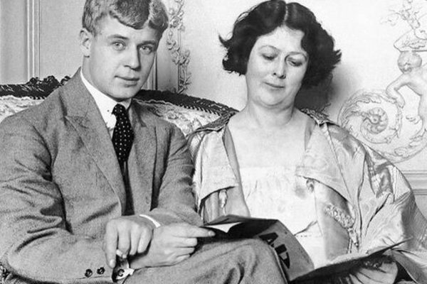 Для чего 26-летний Есенин женился на 45-летней Айседоре Дункан