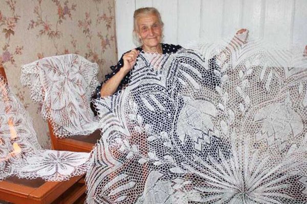 Как вписать в интерьер кружевные скатерти, связанные любимой бабушкой