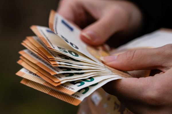 Когда брат ушел от жены, мама перестала высылать ему деньги, теперь всё отдает невестке, но я считаю, что это несправедливо