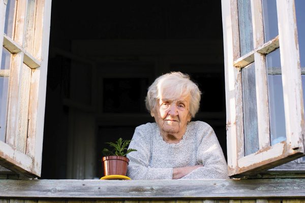 Мама работает за границей, а за бабушкой присматривать некому, потому я решила забрать ее к себе