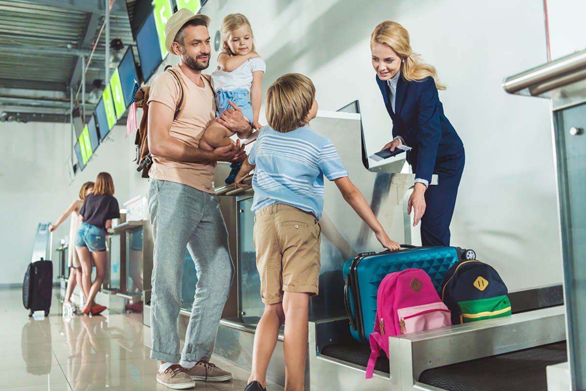 Почему всё больше и больше людей заворачивают свои чемоданы в пищевую пленку, в этом есть смысл Советы,Аэропорт,Багаж,Пленка,Правила,Самолет,Чемодан