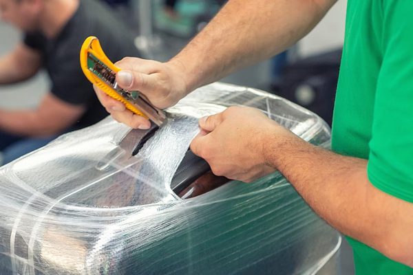 Почему всё больше и больше людей заворачивают свои чемоданы в пищевую пленку, в этом есть смысл