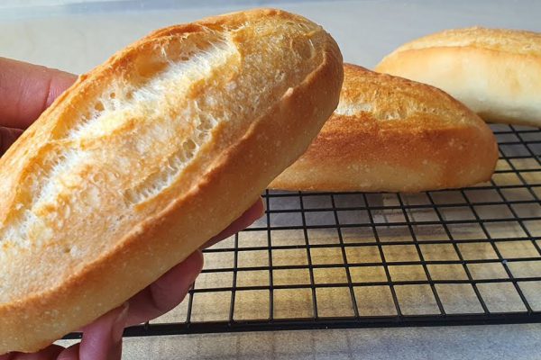 Поездка во Францию мне светит нескоро, но порадовать себя мини-багетами можно уже сегодня, домашний рецепт