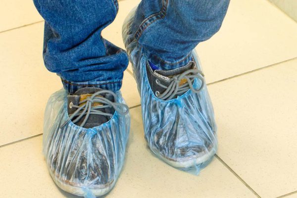 Санитарка городского диспансера объяснила, почему бахилы не спасают от грязи