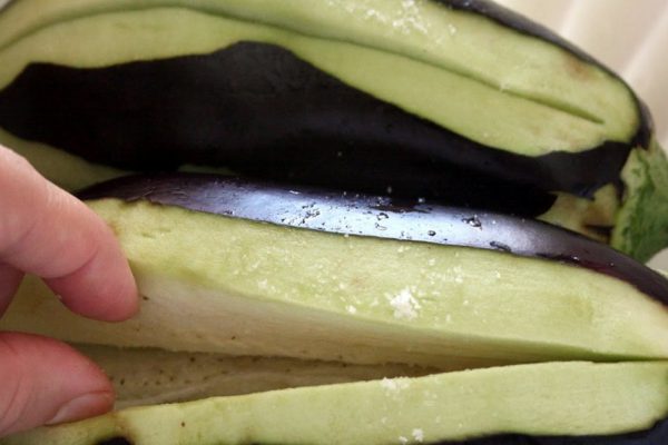 Она сделала надрезы по всей длине баклажанов, чтобы угостить всех лучшей летней закуской!