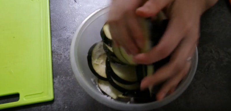 баклажаны с помидорами и сыром