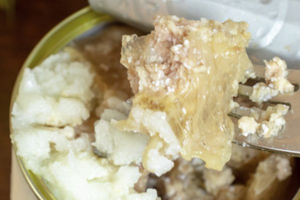 Друзья всегда рады видеть меня в гостях, приношу им лучшую тушенку в подарок