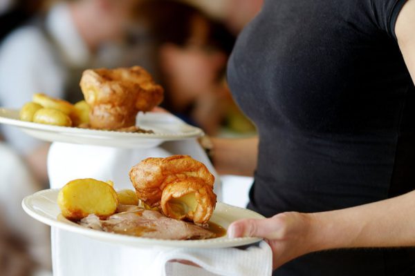 Повариху на пенсии пригласили на свадьбу в ресторан, она расстроилась, что есть там было совершенно нечего