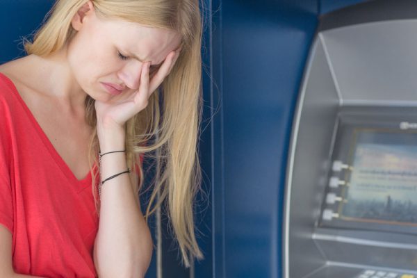 Что делать, если банкомат «съел» карту и не хочет отдавать, действовать нужно сразу