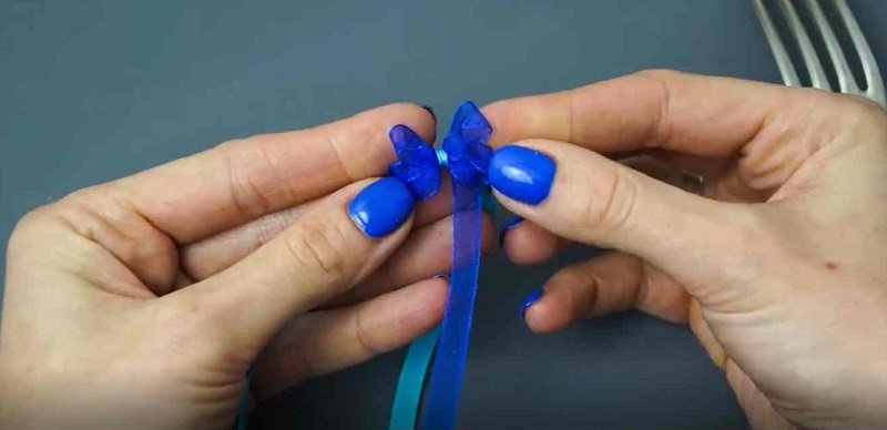 как сделать бантик с помощью вилки