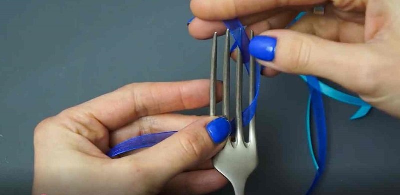 как сделать маленький бантик с помощью вилки