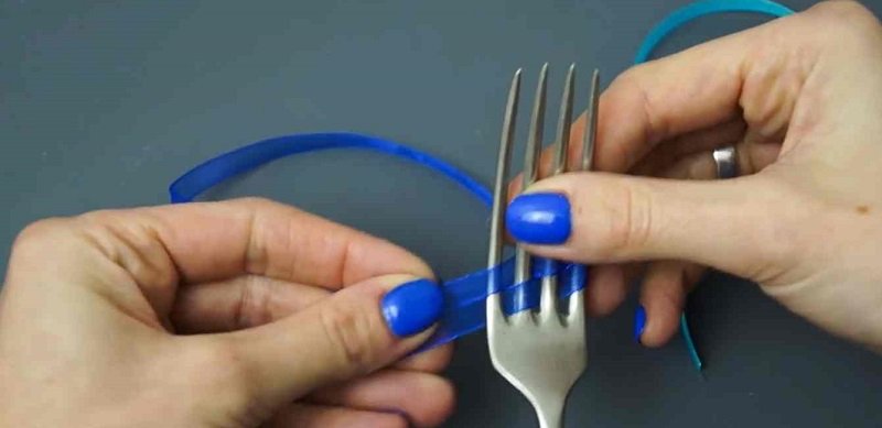 как сделать аккуратный бантик с помощью вилки