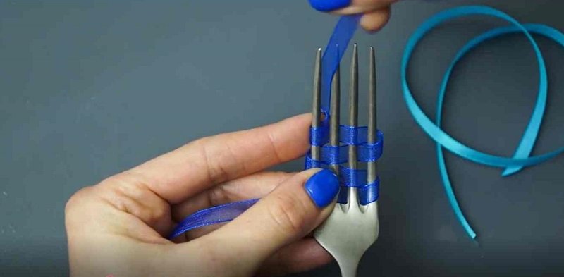 как сделать бантик из ленты с помощью вилки