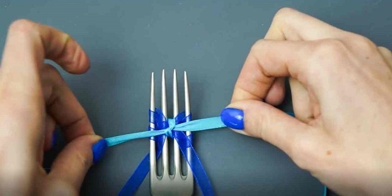 как делать бантики из ленточек с помощью вилки