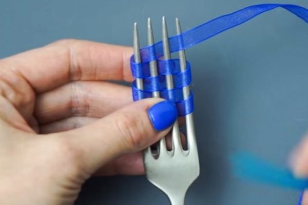 Бантик с помощью обычной вилки: идея, которая гарантированно пригодится в праздники!