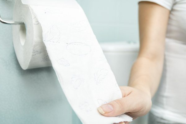 Почему нельзя покупать белую туалетную бумагу