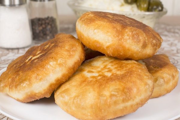 Из муки, стакана кефира и горстки фарша готовлю обалденную закуску вместо беляшей