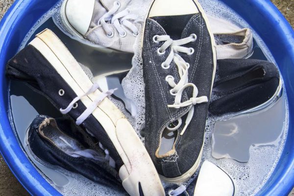 Как без труда отстирать белые шнурки и вернуть им прежнюю белизну