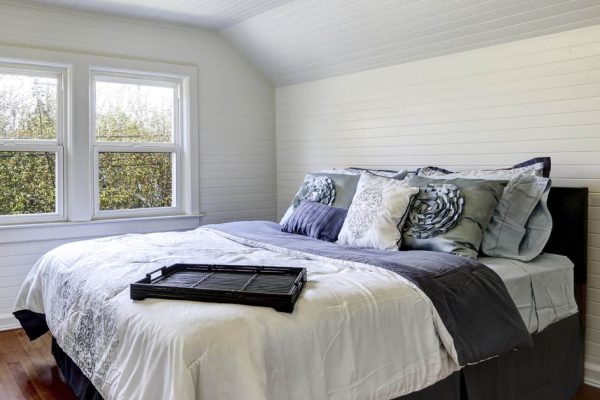 Сосед по даче покрасил вагонку ослепительно белым цветом, а мне повезло заснять его труды