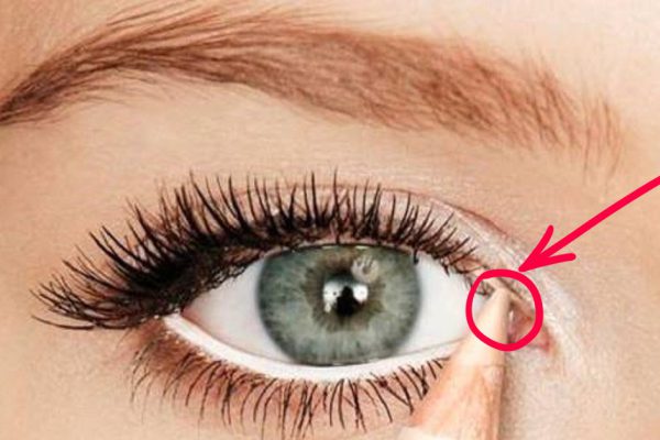 Вот почему белый карандаш должен быть в косметичке у каждой девушки.