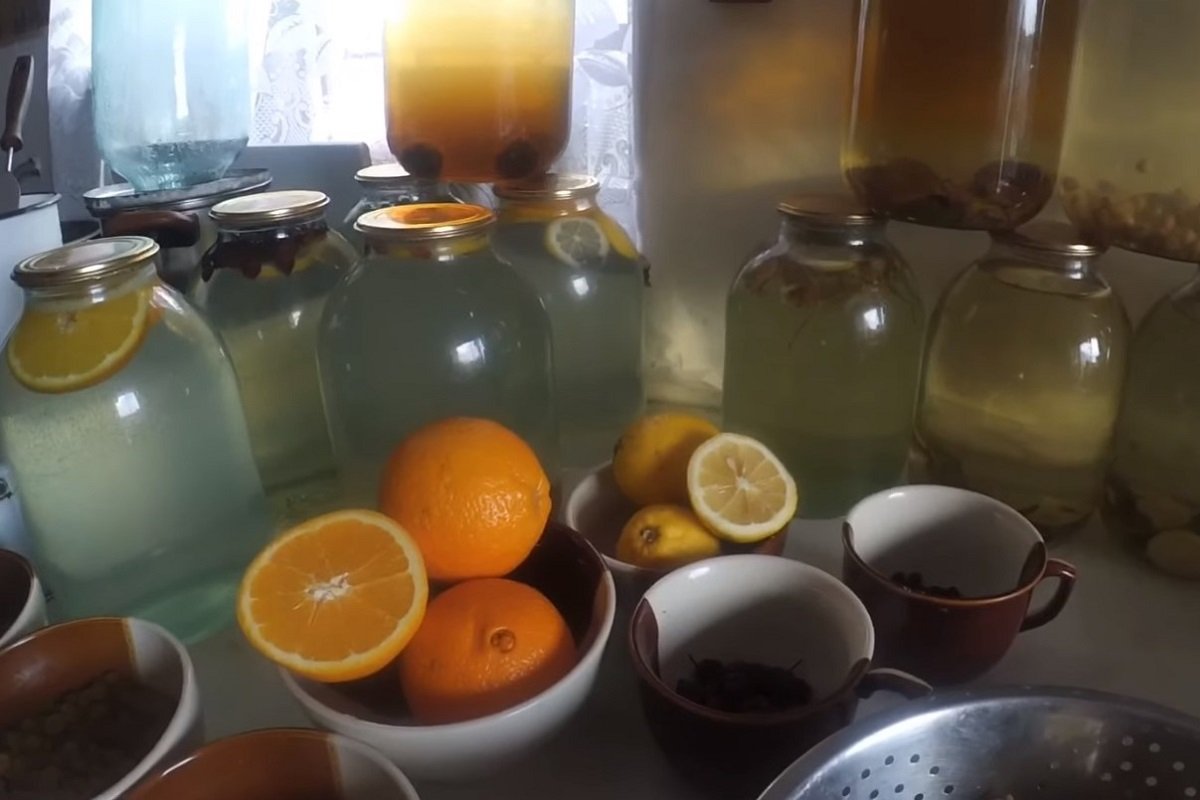 Компот из березового сока с апельсином и лимоном. Берёзовый сок в банках на зиму. Березовый сок с апельсином консервация. Березовый сок с апельсином. Рецепт березового сока с апельсином и лимоном