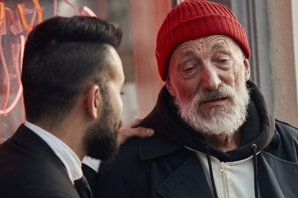 Когда моя жизнь шла к закату, я понял, что мне некому передать всё, что имею, тогда я решил найти наследника, притворившись бездомным