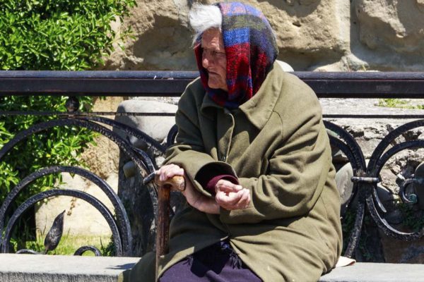 На вокзале стояла старушка и просила купить ей билет на поезд, все проходили мимо, лишь одна женщина выслушала ее историю