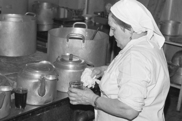 Правда ли, что в советских столовых было качественное и вкусное питание, а школьники всегда были сытые и довольные