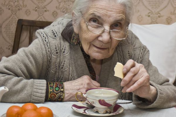 Беспокойная мать в возрасте звонит по ночам и просит приехать, заставляет постоянно тревожиться