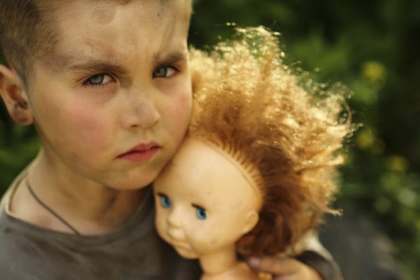 Женщина увидела на вокзале бездомную девочку и решила ее приютить, она еще не знала, чем это обернется