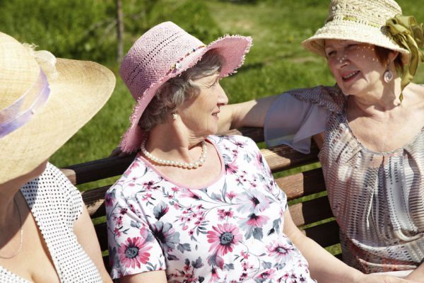 Вышел вынести мусор и услышал, что на лавочке шепчутся соседки, оказалось, обсуждают нашу семью