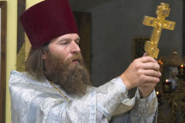 Что обнаружил священник, решивший последовать за мальчиком, который просил еды для своей матери