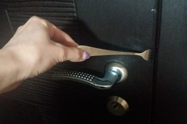 Немедленно звони в отделение, заметив вилку в своей входной двери, новая афера