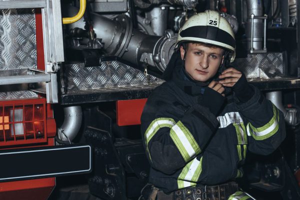 Молодой пожарный рассказал, как вести себя при пожаре и какие действия могут стоить жизни